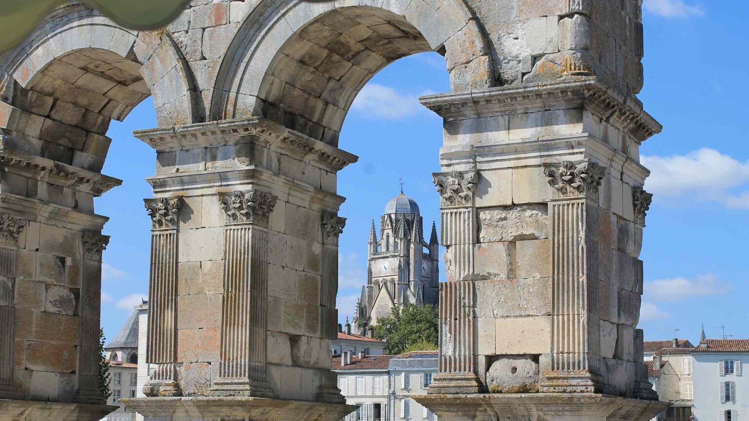 Arc de Germanicus : monument emblématique à Saintes